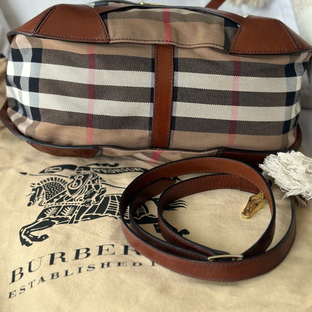 Timeless Classic: Burberry Vintage Check Bag (Made in Italy!) - Picture 6 of 13